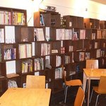 コモン カフェ - 同じ場所から左手方向を撮りました。書棚があって本がたくさん置いてありました。