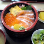 Sushidokoro Fukusaki - 本日のランチ　サーモンいくら丼900円