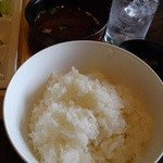 ご飯大盛（50円プラス）と赤だし