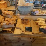 ルヴァン・ルパン・ルヴァン - 店内、パンの並んでいる棚から奥にイートインスペースがあります