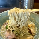 ラーメン こころ - 加水低めでパツシコな中細麺。
            小麦もしっかり香るし噛み応えも気持ち良く、とっても美味しいです♪(*≧∀≦*)★