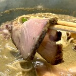 ラーメン こころ - 最近ではどこの店でも出てくる新定番、しっとりした低温調理の肩ロース。
            Mugは普通のバラチャーシューよりこっちが好き♡