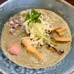 ラーメン こころ - 三種の煮干し・塩（¥1,000税込）
            これはクセになりそうな一杯♪
            この器もいい。どこの焼きものでしょうか。