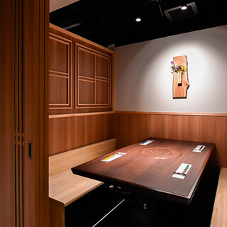 Equipped with private rooms and counter seats ◆ A cozy interior filled with the warmth of wood