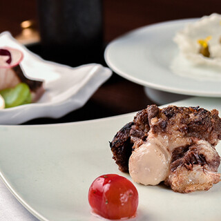 We offer courses where you can enjoy Yakiniku (Grilled meat) as the main dish, with seasonal dishes.