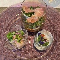 ラ ヴォワール - 前菜３品（奥：ハモンセラーノ、右：カリフラワーのムース、左：イサキのマリネ）