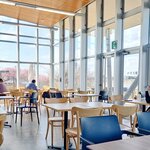 柏野菜×イタリアン VEGETALIAN SHANTY 道の駅しょうなん店 - 店奥の席。開放的。