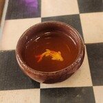 中華そば 麺や食堂 - 烏龍茶の中で金魚が泳いでますw