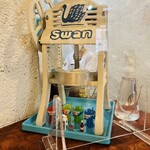 こひる庵 - 今日も大好きな端っこ席　頬杖ついて眺めるのが定番　　自分のかき氷の仕上がりを見るの至福♡