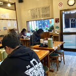 香湯ラーメン ちょろり - 一枚板のテーブルが良い雰囲気