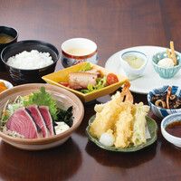 【ねぼけ定食】炭火焼き 鰹のたたき、天婦羅の盛り合わせ。ちょっと豪華な昼食に！