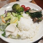 キッチン ブルー グローブ - 最後もご飯、サラダ、お新香、ほうれん草も乗せますが