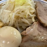 らーめん 大 - らーめん(にんにく・あぶら)＋味玉アップ