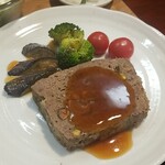 キッチン ブルー グローブ - 牛挽肉とピスタチオのテリ ーヌのアップ