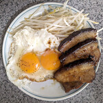 味の萬楽 - チャーシューエッグ定食(裏メニュー)