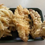 富士見うどん - 2024/03/07
      温かけうどん 290円
      麺増量 1玉 120円
      天ぷら 各150円
      ・紅しょうが かきあげ
      ・鶏ささみ
      ・いかげそ
      ✳︎ネギ、天かす、生姜、紅生姜 無料