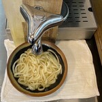 富士見うどん - 遠近感がおかしくなる
      2024/03/07
      温かけうどん 290円
      麺増量 1玉 120円
      天ぷら 各150円
      ・紅しょうが かきあげ
      ・鶏ささみ
      ・いかげそ
      ✳︎ネギ、天かす、生姜、紅生姜 無料