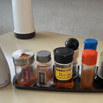 富士見うどん - 調味料
      2024/03/07
      温かけうどん 290円
      麺増量 1玉 120円
      天ぷら 各150円
      ・紅しょうが かきあげ
      ・鶏ささみ
      ・いかげそ
      ✳︎ネギ、天かす、生姜、紅生姜 無料