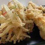 富士見うどん - 2024/03/07
      温かけうどん 290円
      麺増量 1玉 120円
      天ぷら 各150円
      ・紅しょうが かきあげ
      ・鶏ささみ
      ・いかげそ
      ✳︎ネギ、天かす、生姜、紅生姜 無料
