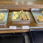 富士見うどん - トッピングコーナー
      2024/03/07
      温かけうどん 290円
      麺増量 1玉 120円
      天ぷら 各150円
      ・紅しょうが かきあげ
      ・鶏ささみ
      ・いかげそ
      ✳︎ネギ、天かす、生姜、紅生姜 無料