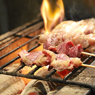 外はカリっと中はジューシー♪国産朝引き鶏を使った自慢の焼鳥◎
