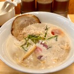 237816108 - 濃厚鶏白湯ラーメン900円