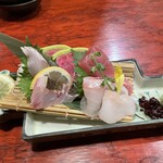 海鮮出汁居酒屋　淡路島の恵み だしや - 5種盛り　イサキ　さわら　あいなめ　真鯛　まぐろ