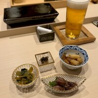 鮨 こう介 - 前菜三種、ガリ二種、生ビール