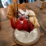 COJICAFE - ミニパフェ500円  溢れるボリューム(≧∇≦)/