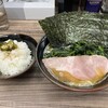 武蔵家  - 料理写真:ほうれん草ラーメン（海苔マシ）、サービスライス