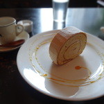 Quatre Cafe - 塩キャラメルのロールケーキとエスプレッソ
