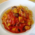 たくさんの野菜のラグートマトソースパスタ