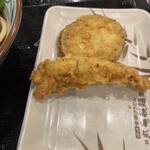 Marugame Seimen - 奥 さつまいも天  手前 かしわ天