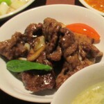 黄鶴 - ランチ小皿定食　３２００円（税込）の牛肉の豆鼓炒めのアップ【２０２３年１０月】