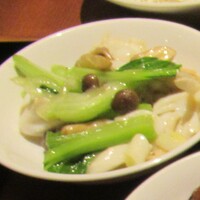 黄鶴 - ランチ小皿定食　３２００円（税込）の青梗菜とイカの塩味炒めのアップ【２０２３年１０月】