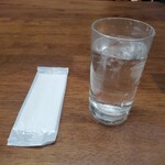 San kai - 氷入りの水と紙お手拭き