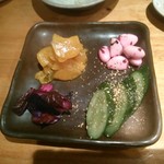 炭焼地鶏 まくら - 漬物の盛り合わせ