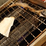 魚がし酒場 魚せん - お通しを炙ってます。