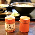 イモセン - 左 : 普通の七味　右 : 山椒が普通の4倍入った七味