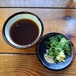 手打うどん 麦蔵 - 胡麻、生姜、刻みネギの薬味だ。