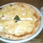 窯右衛門 - リンゴと自家製リコッタチーズのドルチェピッツア  ハチミツを添えて。