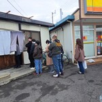 Teuchi udon mugizou - いつしか店の外には行列が出来ていた。