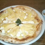 窯右衛門 - リンゴと自家製リコッタチーズのドルチェピッツア ハチミツを添えて。