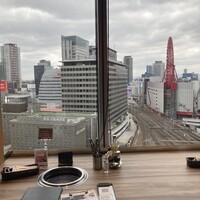 エイス シー オイスターバー&グリル ルクア大阪店 - 16時に案内された席は、景色の見えるカウンター席。気分高揚しないはずはなし！