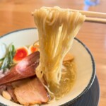 横浜淡麗らぁ麺 川上 - ちゅるっといける細麺