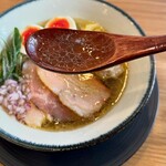 横浜淡麗らぁ麺 川上 - 透き通る塩スープ