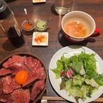 Nihombashi Nikutomo - ローストビーフ丼¥2,000-サラダ、スープおかわり無料