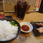 Ajidokoro Jinya - マグロの刺身、ご飯、コーラ、やきとり二本。美味しい❗