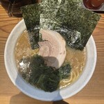 横浜家系ラーメン 満月家 - ラーメン並（味ちょい濃いめ・麺かため・油多め）