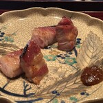 Hirosawa - ②自家製窯焼き四万十ポーク肩ロース(高知県四万十川産)の叉焼《右側》
                        ③自家製窯焼き東京X肩ロース(東京都産)の叉焼《左側》、辛味噌添え